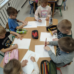 Dzieci realizują projekt " Z Marzynką w chmurach, z Celkiem na ziemi". 