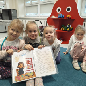 Dzieci realizują projekt " Z Marzynką w chmurach, z Celkiem na ziemi". 