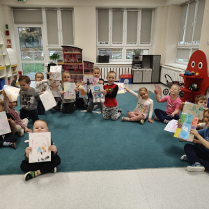 Dzieci realizują projekt " Z Marzynką w chmurach, z Celkiem na ziemi". 