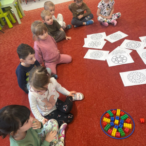 Zabawy z kształtem -dzieci realizują projekt edukacyjny.