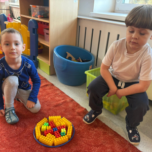 Zabawy z kształtem -dzieci realizują projekt edukacyjny.