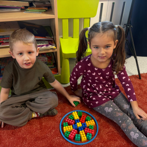 Zabawy z kształtem -dzieci realizują projekt edukacyjny.