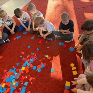 Zabawy z kształtem -dzieci realizują projekt edukacyjny.