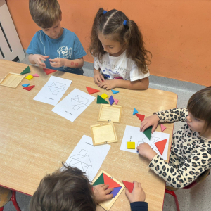 Zabawy z kształtem -dzieci realizują projekt edukacyjny.