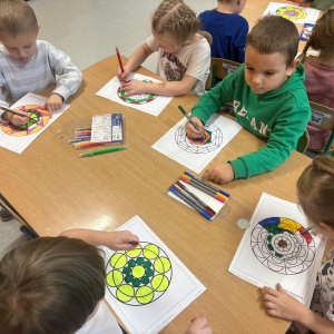 Zabawy z kształtem -dzieci realizują projekt edukacyjny.