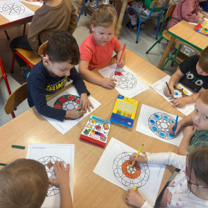 Zabawy z kształtem -dzieci realizują projekt edukacyjny.