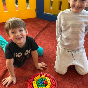 Zabawy z kształtem -dzieci realizują projekt edukacyjny.