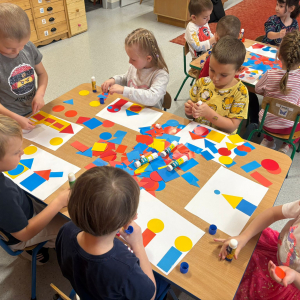Zabawy z kształtem -dzieci realizują projekt edukacyjny.
