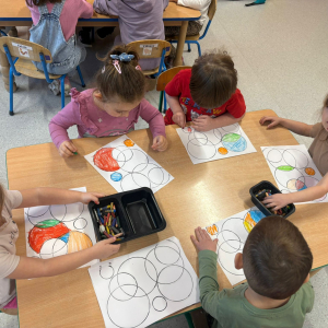 Zabawy z kształtem -dzieci realizują projekt edukacyjny.