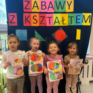 Zabawy z kształtem -dzieci realizują projekt edukacyjny.