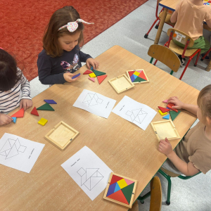 Zabawy z kształtem -dzieci realizują projekt edukacyjny.