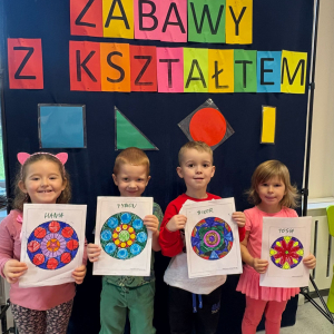Zabawy z kształtem -dzieci realizują projekt edukacyjny.