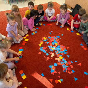 Zabawy z kształtem -dzieci realizują projekt edukacyjny.