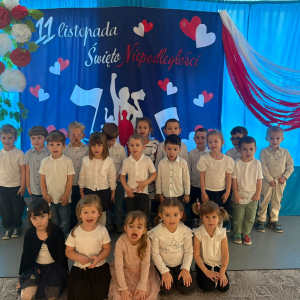 Przedszkolaki świętują Narodowe Święto Niepodległości.