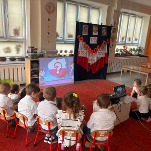 Przedszkolaki świętują Narodowe Święto Niepodległości.