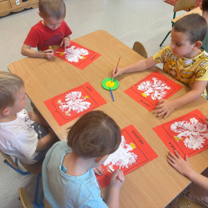 Przedszkolaki świętują Narodowe Święto Niepodległości.