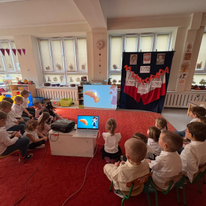 Przedszkolaki świętują Narodowe Święto Niepodległości.