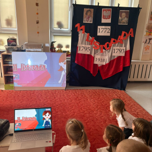 Przedszkolaki świętują Narodowe Święto Niepodległości.