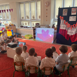 Przedszkolaki świętują Narodowe Święto Niepodległości.