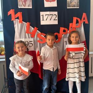 Przedszkolaki świętują Narodowe Święto Niepodległości.