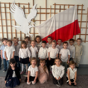 Przedszkolaki świętują Narodowe Święto Niepodległości.