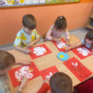 Przedszkolaki świętują Narodowe Święto Niepodległości.