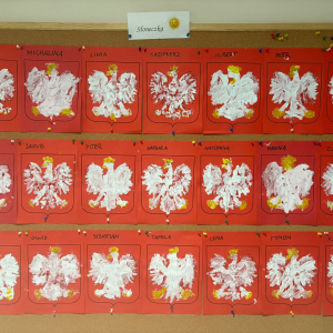 Przedszkolaki świętują Narodowe Święto Niepodległości.