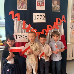 Przedszkolaki świętują Narodowe Święto Niepodległości.