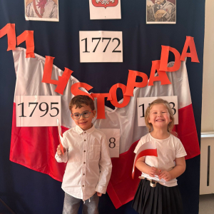 Przedszkolaki świętują Narodowe Święto Niepodległości.