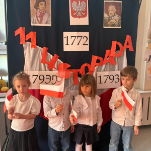 Przedszkolaki świętują Narodowe Święto Niepodległości.