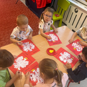 Przedszkolaki świętują Narodowe Święto Niepodległości.