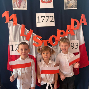 Przedszkolaki świętują Narodowe Święto Niepodległości.