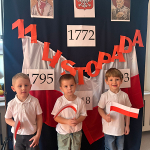Przedszkolaki świętują Narodowe Święto Niepodległości.