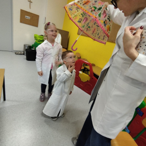 Dzieci uczestniczą w warsztatach naukowych.