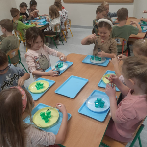Dzieci uczestniczą w warsztatach naukowych.
