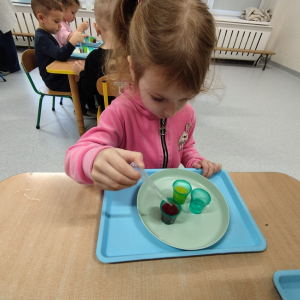 Dzieci uczestniczą w warsztatach naukowych.