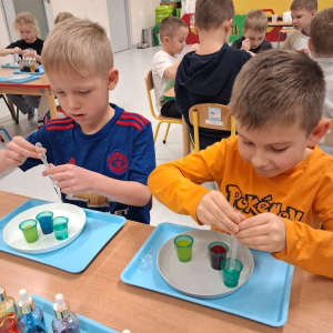 Dzieci uczestniczą w warsztatach naukowych.