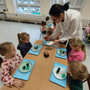 Dzieci uczestniczą w warsztatach naukowych.