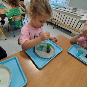 Dzieci uczestniczą w warsztatach naukowych.