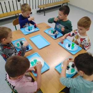 Dzieci uczestniczą w warsztatach naukowych.