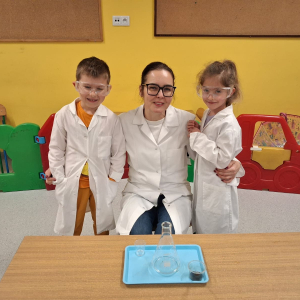 Dzieci uczestniczą w warsztatach naukowych.