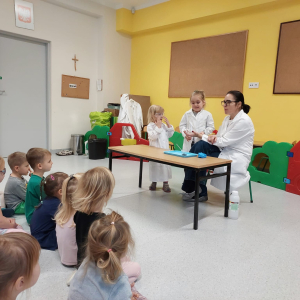 Dzieci uczestniczą w warsztatach naukowych.