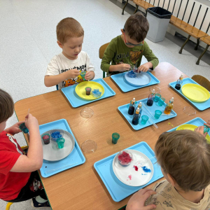 Dzieci uczestniczą w warsztatach naukowych.