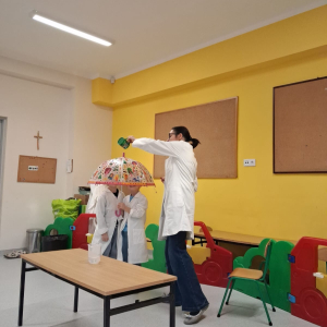 Dzieci uczestniczą w warsztatach naukowych.