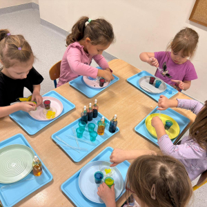 Dzieci uczestniczą w warsztatach naukowych.