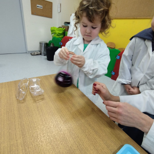 Dzieci uczestniczą w warsztatach naukowych.