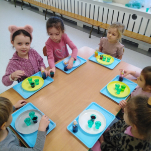 Dzieci uczestniczą w warsztatach naukowych.