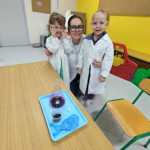 Dzieci uczestniczą w warsztatach naukowych.