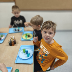 Dzieci uczestniczą w warsztatach naukowych.