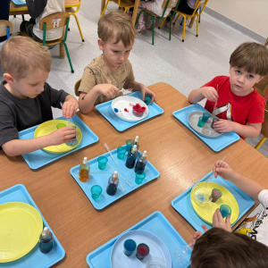 Dzieci uczestniczą w warsztatach naukowych.